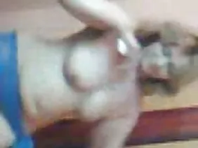 豐滿的緊身乳房