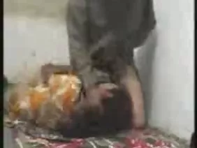 婊子在人行道上撒尿