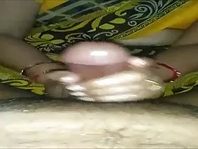 在宿舍裡的炸薯條穿著漂亮的學生