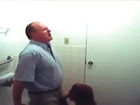 裸體主義者享受日光浴