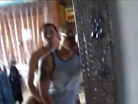 在父母的沙發上